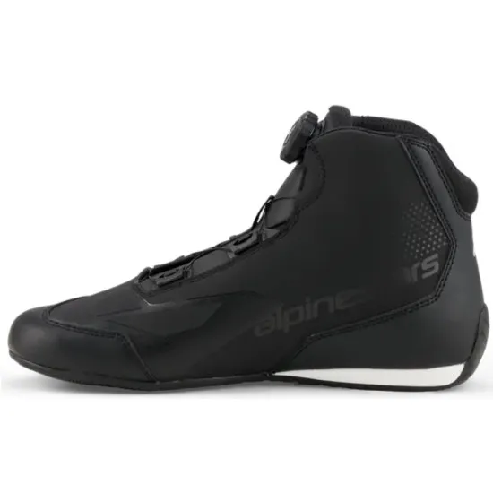 Черни мото боти Alpinestars Celer с бяло лого, Rotor система за затваряне, висок профил и спортен дизайн