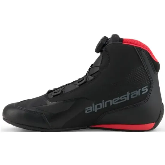 Черни мото боти Alpinestars Celer с червени акценти, Rotor система за затваряне, бяла звезда лого и текстурирана гумена подметка
