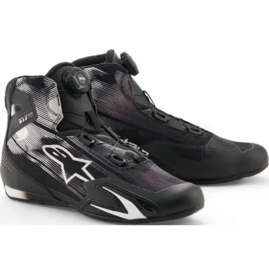 Черно-бели мото боти Alpinestars Celer Vented с бял звезден лого, BOA диск за затваряне, перфорации за вентилация и графични линейни елементи