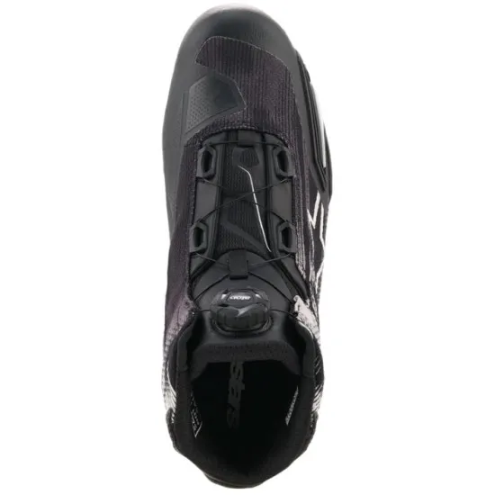 Черно-бели мото боти Alpinestars Celer Vented с бял звезден лого, BOA диск за затваряне, перфорации за вентилация и графични линейни елементи