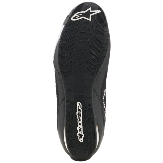 Черно-бели мото боти Alpinestars Celer Vented с бял звезден лого, BOA диск за затваряне, перфорации за вентилация и графични линейни елементи