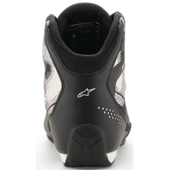 Черно-бели мото боти Alpinestars Celer Vented с бял звезден лого, BOA диск за затваряне, перфорации за вентилация и графични линейни елементи