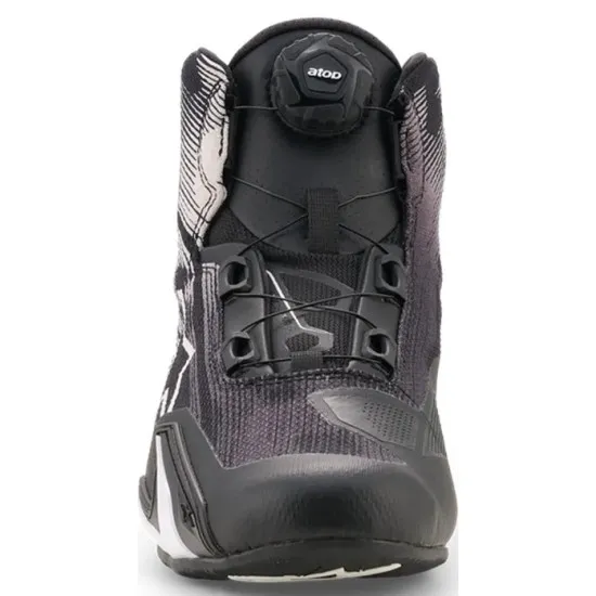 Черно-бели мото боти Alpinestars Celer Vented с бял звезден лого, BOA диск за затваряне, перфорации за вентилация и графични линейни елементи