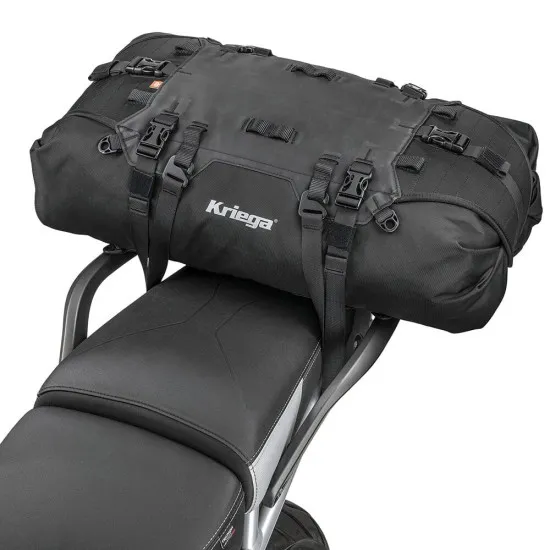 Черна мото чанта Kriega US-40 с множество регулируеми ремъци и бързоразглобяеми куки, монтирана на мотоциклетна седалка