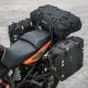 Черна мото чанта Kriega US-40 с множество регулируеми ремъци и бързоразглобяеми куки, монтирана на мотоциклетна седалка