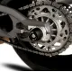 Черни краш тапи R&G Racing монтирани на задния мост на Ducati с верига и зъбно колело, конусовидна форма с R&G лого