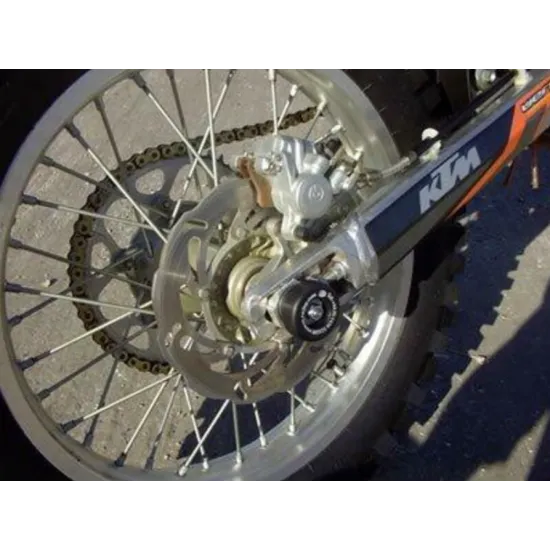 Черни краш тапи R&G Racing монтирани на оста на задното колело на KTM мотоциклет със синя рамка и оранжеви акценти
