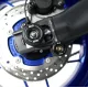 Черни краш тапи R&G Racing с лого монтирани на заден ост на синя Yamaha, стоманена ос през окачването и верижна предавка