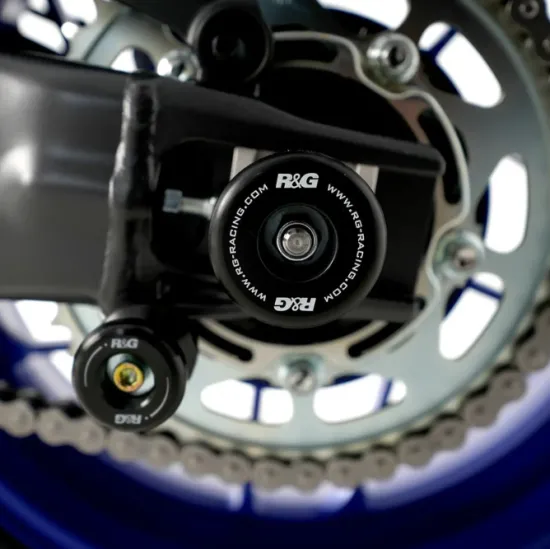 Черни краш тапи R&G Racing с лого монтирани на заден ост на синя Yamaha, стоманена ос през окачването и верижна предавка