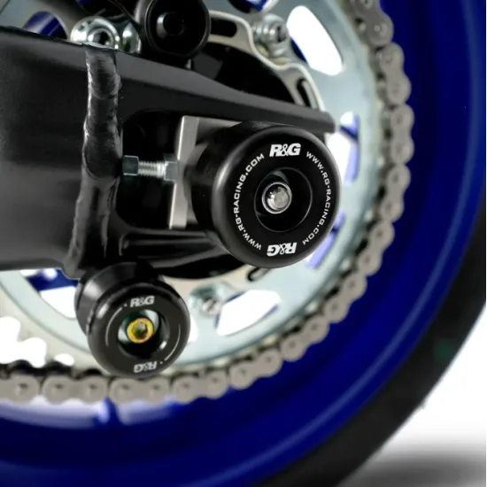 Черни краш тапи R&G Racing с лого монтирани на заден ост на синя Yamaha, стоманена ос през окачването и верижна предавка
