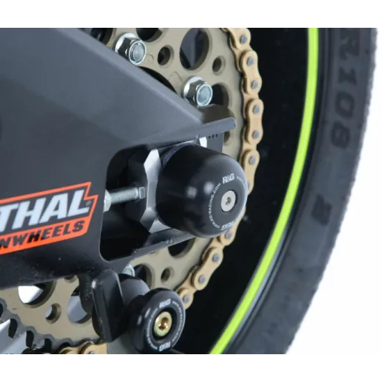 Черни краш тапи R&G Racing монтирани на златиста спирачна дискa и черна джанта с видимо R&G лого