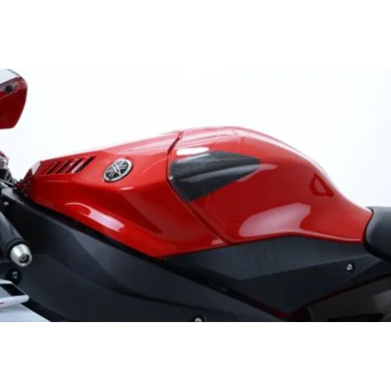 Черни карбонови слайдери R&G Racing монтирани на червен резервоар Yamaha YZF-R1, снимани от три ъгъла