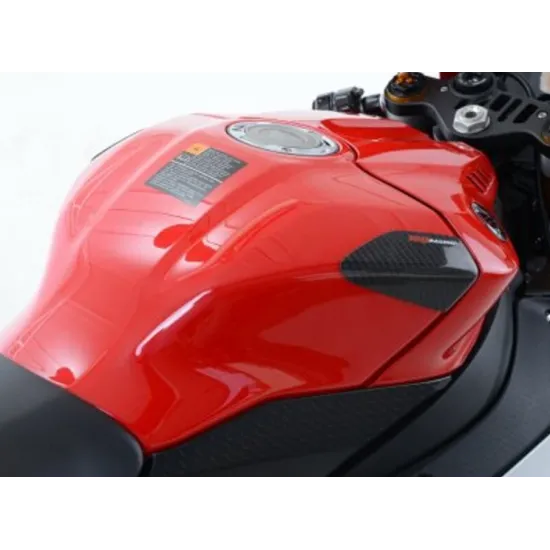 Черни карбонови слайдери R&G Racing монтирани на червен резервоар Yamaha YZF-R1, снимани от три ъгъла
