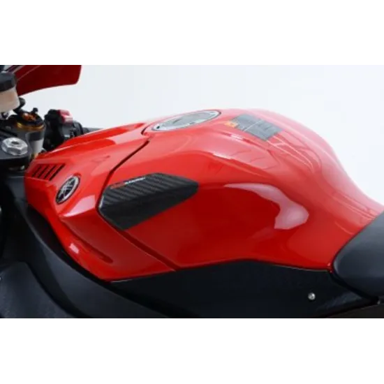Черни карбонови слайдери R&G Racing монтирани на червен резервоар Yamaha YZF-R1, снимани от три ъгъла