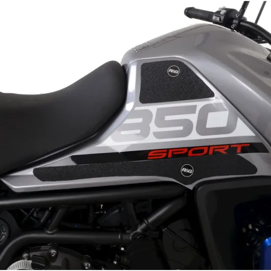 Черни R&G Racing Tank Traction Pads монтирани на сребрист резервоар на Triumph Tiger 350 Sport с видима грапава текстура и