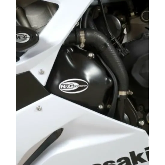 Черен протектор R&G Racing за ляво двигателно капаче на Kawasaki ZX6R, монтиран върху двигателя с бяло лого в центъра