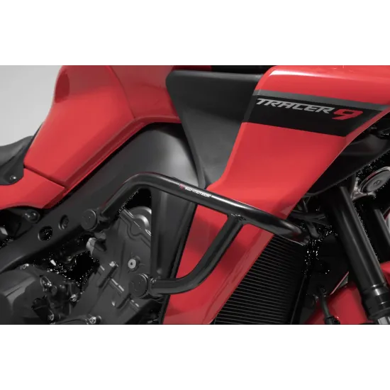 Черни стоманени защитни дъги SW-MOTECH монтирани на червен мотоциклет Yamaha Tracer 9 GT+ около двигателя и радиатора