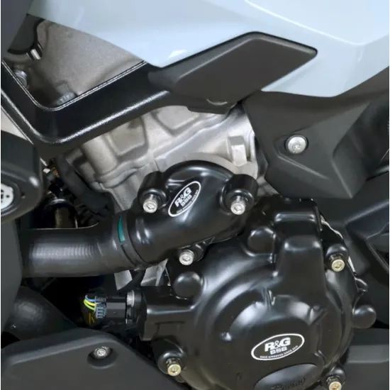Черни протектори за двигател R&G Racing монтирани на BMW S1000XR, показващи защита на водната помпа, генератора и съединителя с характерното бяло лого на марката
