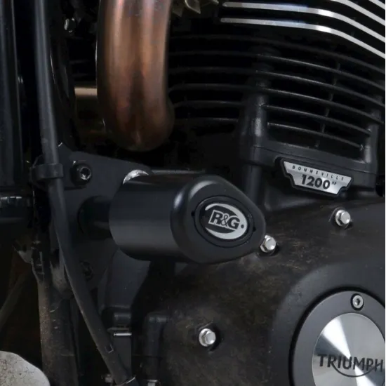 Черни R&G Racing краш тапи монтирани на Triumph Scrambler 1200, показващи аеродинамичния дизайн и интеграцията с рамката на мотоциклета