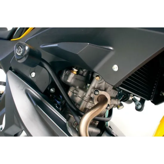 Черни краш тапи R&G Racing Aero монтирани на сива Yamaha YZF125R, показващи защитата на рамата и двигателя с видими монтажни адаптери