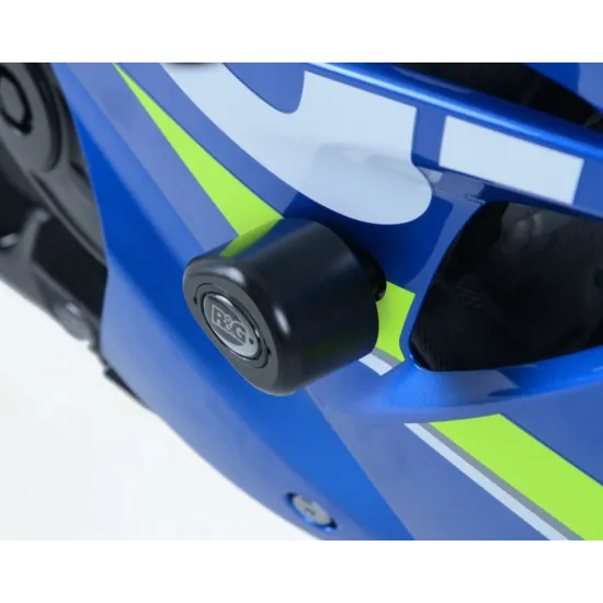 Черни R&G Racing Aero краш тапи монтирани на синьо-бяла Suzuki GSX-R1000 с видими подвижни капачки и лого