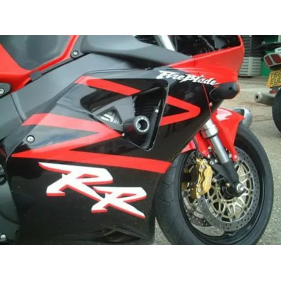 Черно-червена Honda CBR900RR с краш тапи R&G Racing, показваща червено-черния обтекател с RR лого и предни спирачни дискове