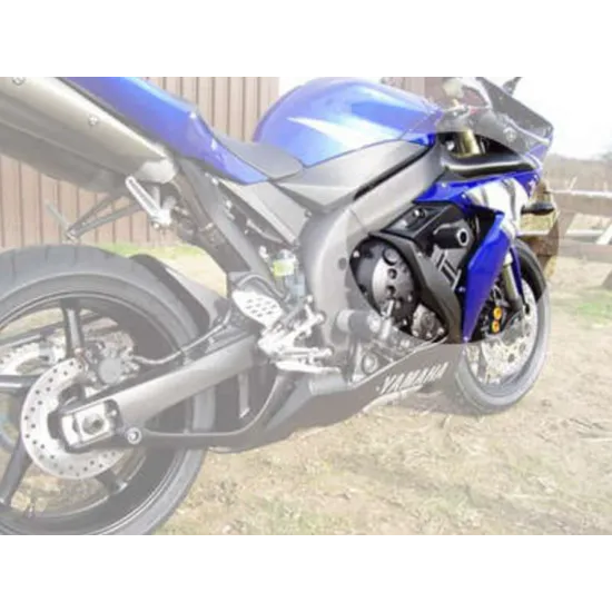 Черни краш тапи R&G Racing монтирани на сино-бяла Yamaha YZF-R1, видими при предната част на двигателя
