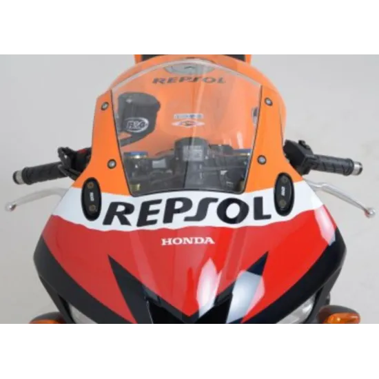 Черни плочи R&G Racing за огледала, монтирани на Honda CBR с оранжево-червена Repsol ливрея, изглед отпред