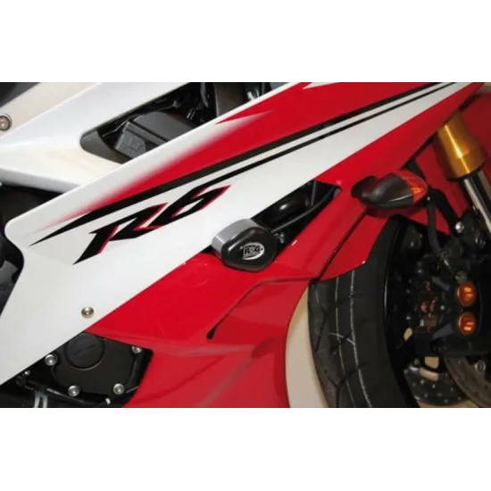 Черна краш тапа R&G Racing Aero монтирана на рамката на червено-бяла Yamaha YZF-R6, горна позиция до обтекателя с лого R6