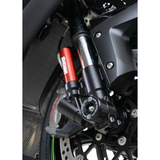 Черни краш тапи R&G Racing, монтирани на предната ос на Kawasaki ZX-10R, с червен картридж на вилката и спирачен диск