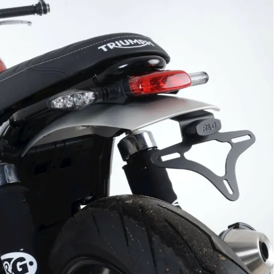 Черна стойка за номер R&G Racing монтирана на Triumph Speed Twin 1200 със запазени LED мигачи и червена стоп светлина