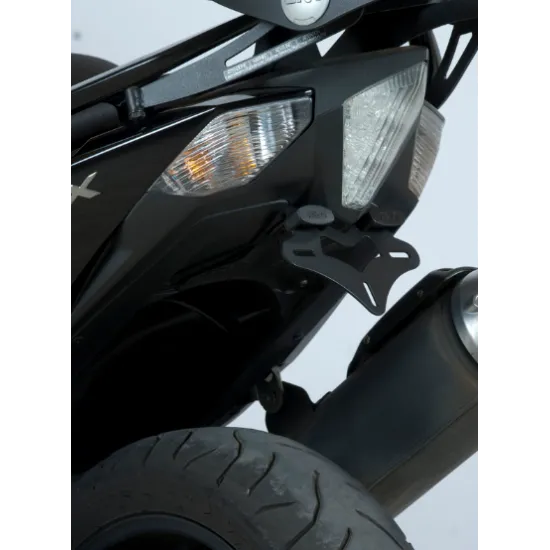 Черна стойка за номер R&G Racing монтирана на Yamaha T-Max 530 с вградена светлина и оригинални мигачи