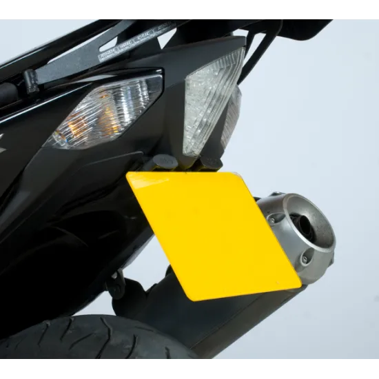 Черна стойка за номер R&G Racing монтирана на Yamaha T-Max 530 с вградена светлина и оригинални мигачи