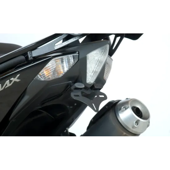 Черна стойка за номер R&G Racing монтирана на Yamaha T-Max 530 с вградена светлина и оригинални мигачи