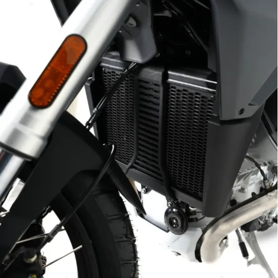 Черен алуминиев протектор за радиатор R&G Racing с honeycomb решетка, монтиран на Moto Guzzi Stelvio 1000, матово прахово