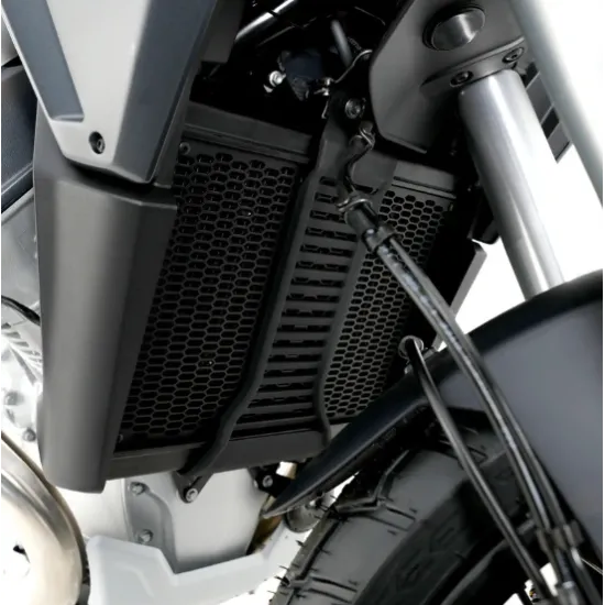 Черен алуминиев протектор за радиатор R&G Racing с honeycomb решетка, монтиран на Moto Guzzi Stelvio 1000, матово прахово