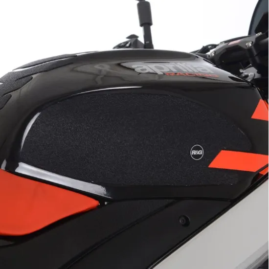 Черни текстурирани падове R&G Racing върху резервоар на Aprilia Tuono V4 с оранжеви акценти и лого на марката