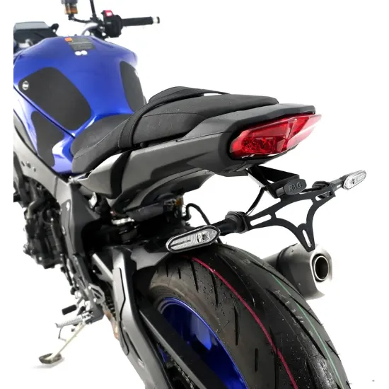 Черна метална стойка за номер R&G Racing на Yamaha MT-10, с два компактни LED мигача и вградена LED светлина за номер,