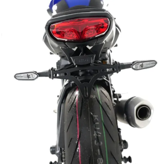 Черна метална стойка за номер R&G Racing на Yamaha MT-10, с два компактни LED мигача и вградена LED светлина за номер,