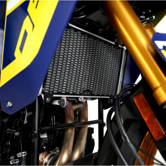 Черен алуминиев протектор за радиатор R&G Racing PRO с honeycomb решетка, монтиран на Suzuki V-Strom 800DE в синьо и жълто