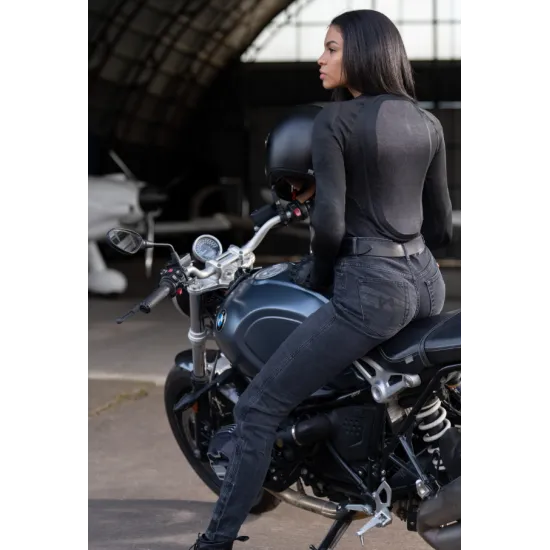 Черно дамско мото боди Pando Moto Shell WW Black 02 с дълъг ръкав, предно цип-закопчаване, текстурирани BALISTEX® панели на