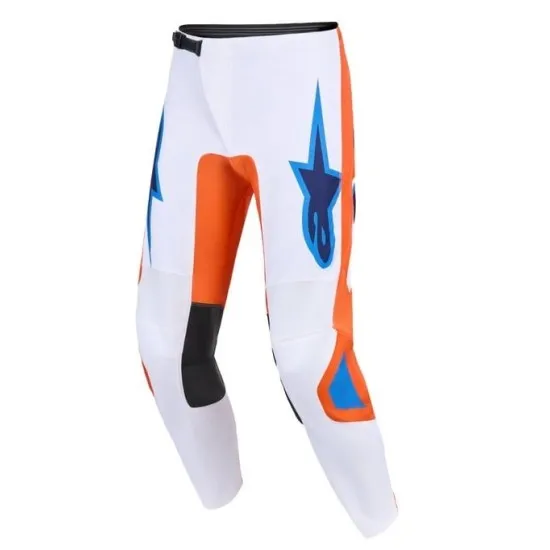 Мотокрос брич Alpinestars Fluid Grid в бяло с оранжеви и сини акценти, голямо лого на марката и тъмни панели от синтетична