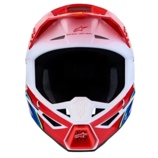 Alpinestars SM3 Falcon каска в червено, бяло и синьо с жълти звезди, перфорирана козирка и логото на марката отстрани