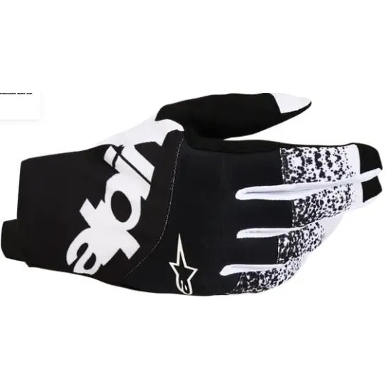 Черно-бели мотокрос ръкавици Alpinestars Techstar с голямо бяло лого, сублимиран принт и термоформована защита на кокалчетата