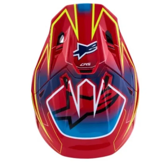 Alpinestars SM7 Cast мотокрос каска в червено с жълти и сини графики, изглед отстрани и отгоре, композитна черупка с
