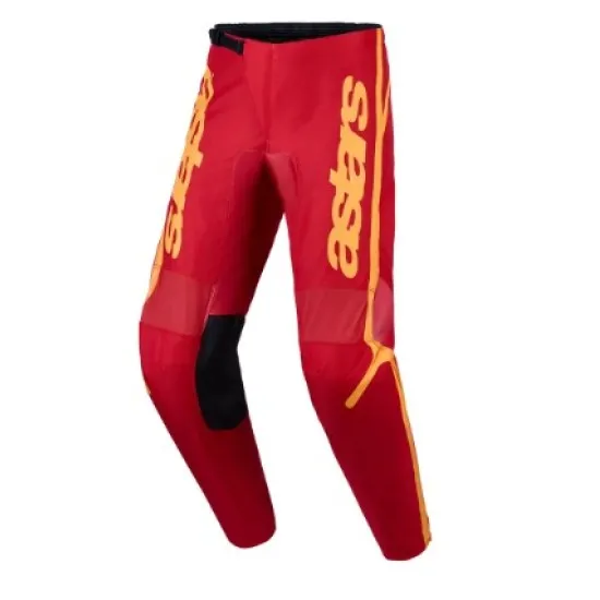 Мотокрос брич Alpinestars Fluid APEX V2 в червено с жълто-оранжеви панели и лого на крачолите, изглед отпред