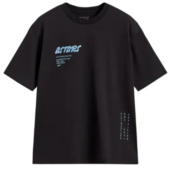 Черна oversize тениска Alpinestars CSF с синьо лого ASTARS на гърдите и вертикален текстов принт на предния подгъв