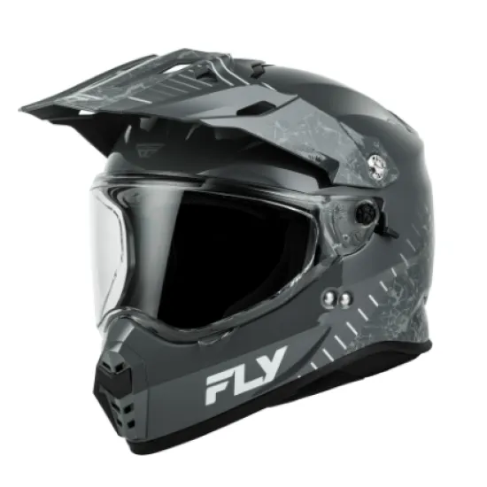 Матово сива ендуро каска FLY Racing Trekker с прозрачен антифог визьор, подвижна козирка и графичен напукан принт, изглед