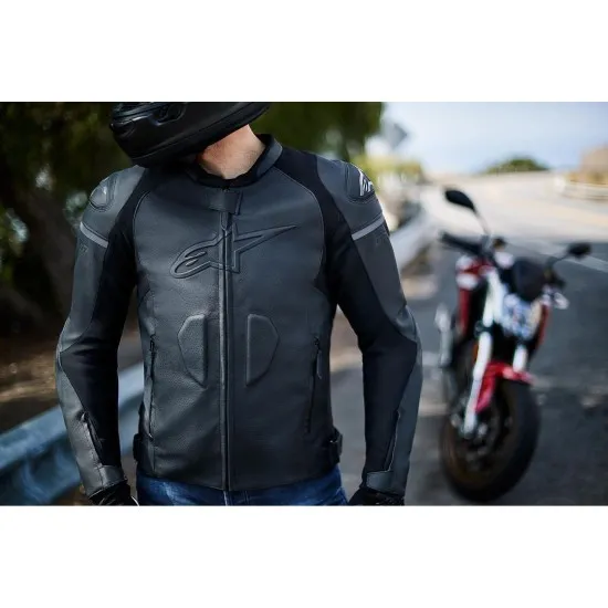 Кожено мото яке ALPINESTARS GP PLUS R V3 BLACK с протектори и вентилация