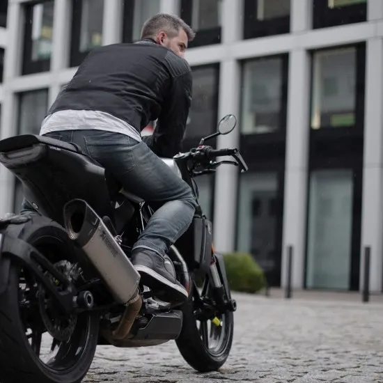 Лятно яке Modeka Veo Air Black – Мрежесто яке с CE сертификация и висок комфорт Лятно мото яке Modeka Veo Air Black с мрежести панели и YF® протектори